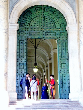Apostolic_Palace_Entrance