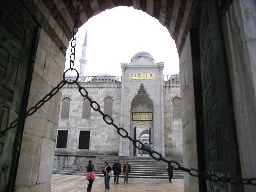 Blue_Mosque_Courtyard_Chains_Entrance