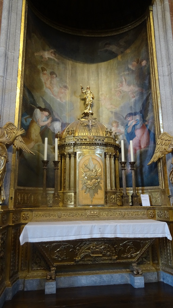 Clerigos_Holy_Sacrament_Altar