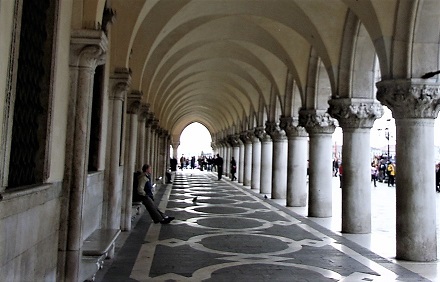 Doges_Palace_Colonnade2