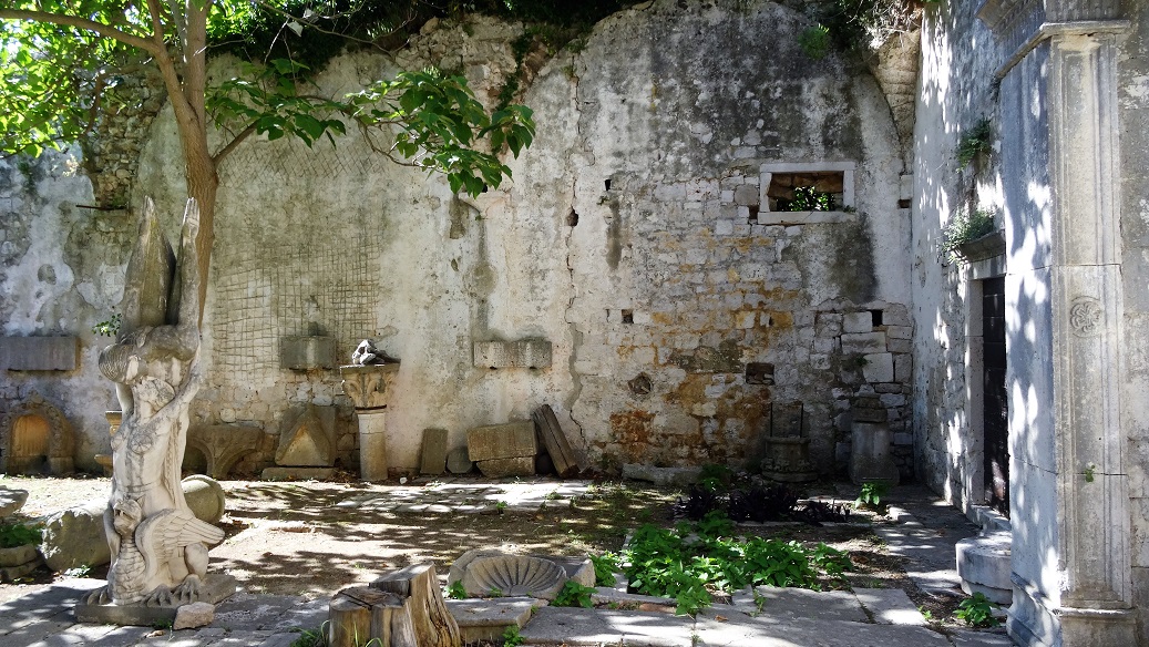 Dominican_Monastery_courtyard