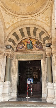 Entrance_Notre_Dame_Marseille