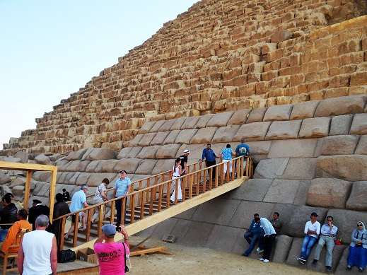 Entrance_to_Pyramid