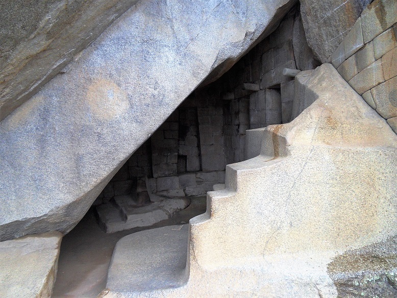 Machu_Picchu_Temple_of_Sun_Cavity