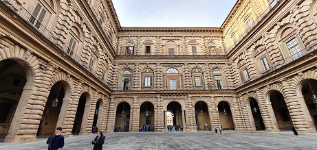 Pitti_Palace_Courtyard_to_Entrance