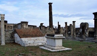 Pompeii_Temple_Altar_of_Apollo
