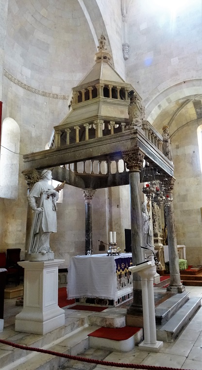 Trogir_Cathedral_Altar_from_side