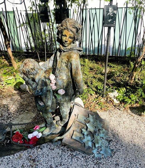 Two Children Sculpture by Walter Spitzer and Mario Azagury, Memorial Garden for the Children of the Vel d’Hiv, Paris